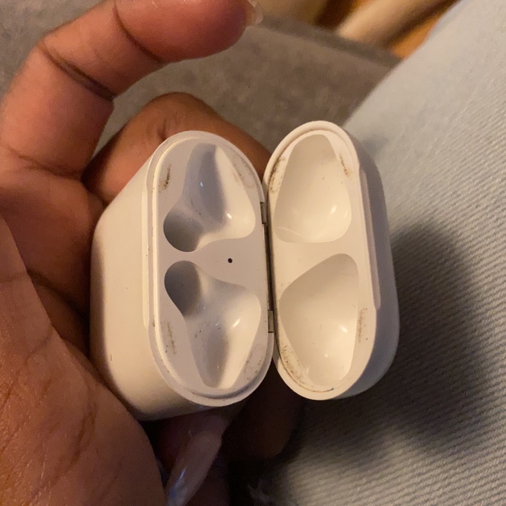 Apple AirPod First Generation case - Picture 2 of 2